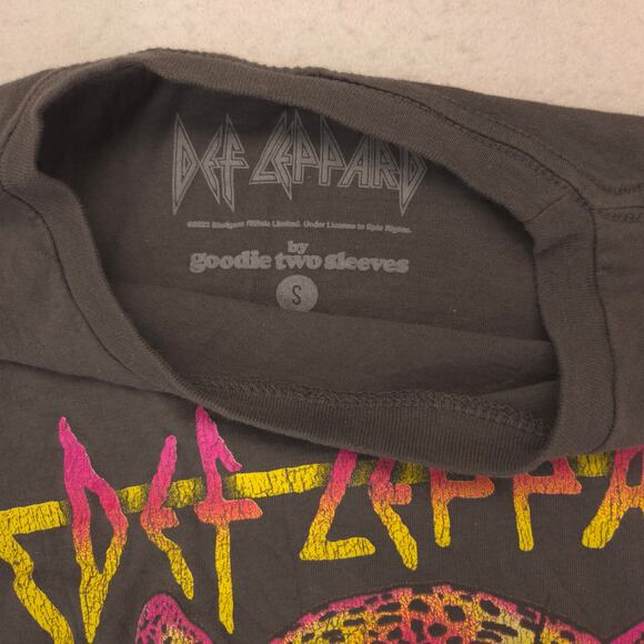 Def Leppard Band Graphic Short Sleeve Crew Neck Shirt Womens Size Small S Gray - Picture 3 of 9